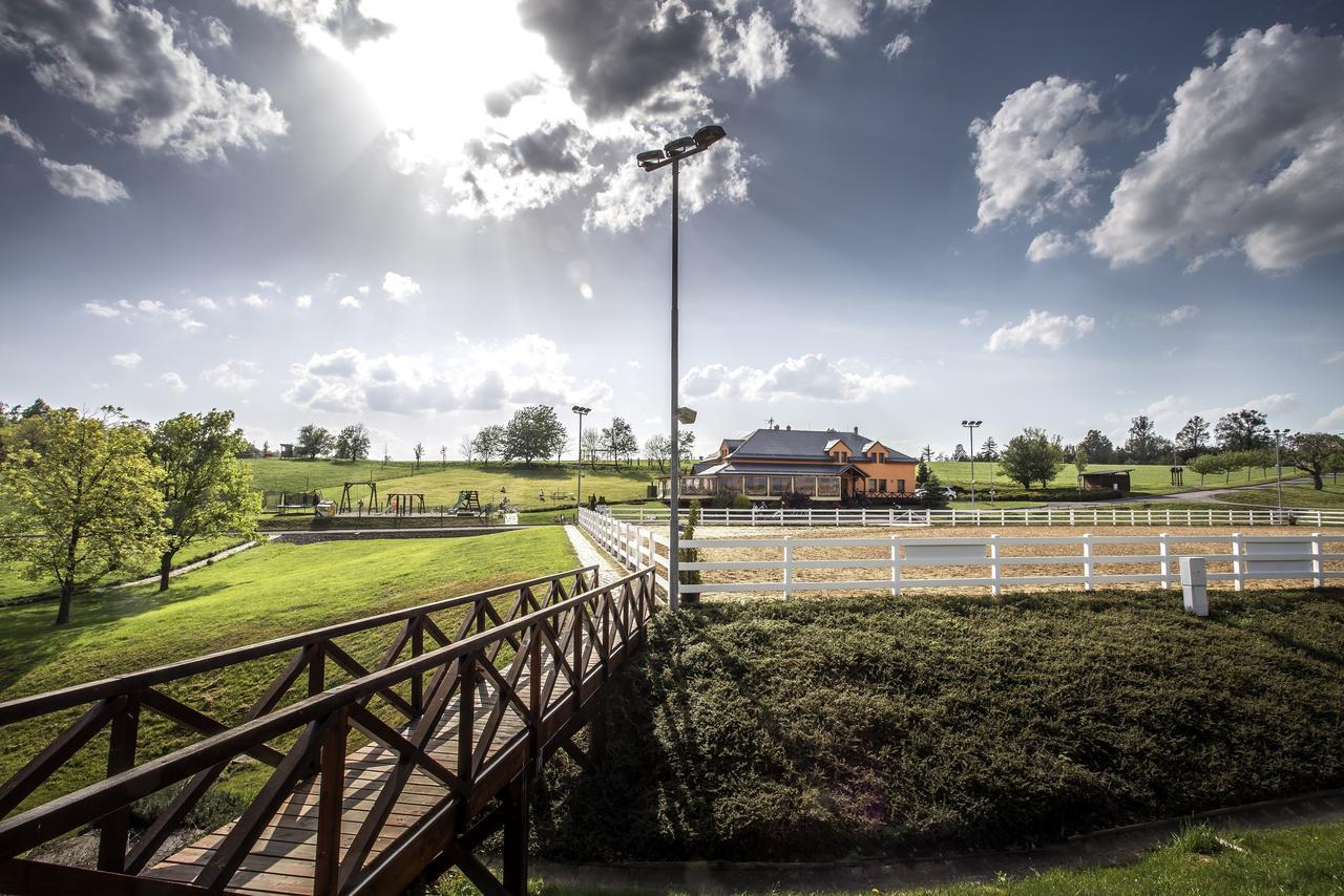 Hotel Horse Riding - Jezdecký Areál Tršice Exterior foto